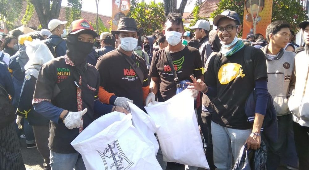 Sebanyak Tiga Ton Sampah Terkumpul Saat Aksi Demonstrasi