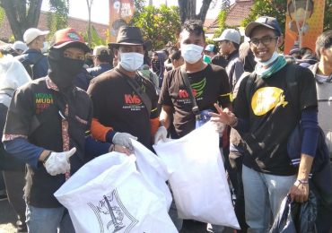 Sebanyak Tiga Ton Sampah Terkumpul Saat Aksi Demonstrasi