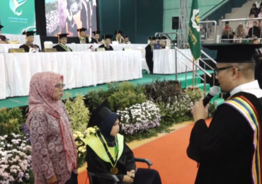 Kisah Haru di Panggung Wisuda UINSA: Keterbatasan Bukanlah Halangan