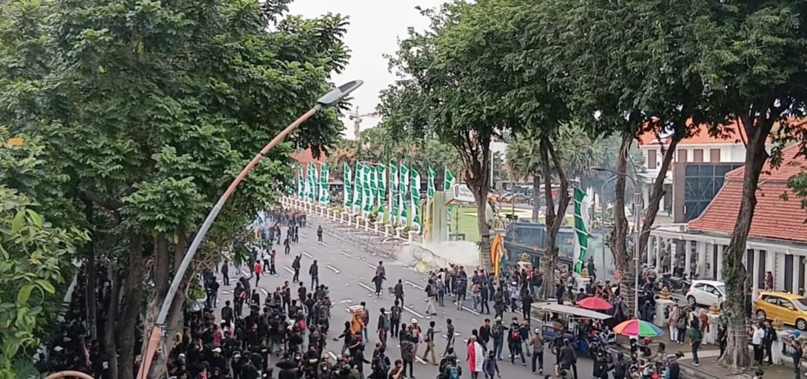 Demonstrasi di Grahadi Ricuh, Aparat Semprot Water Canon kepada Pengunjuk Rasa