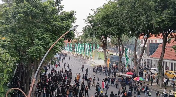 Demonstrasi di Grahadi Ricuh, Aparat Semprot Water Canon kepada Pengunjuk Rasa