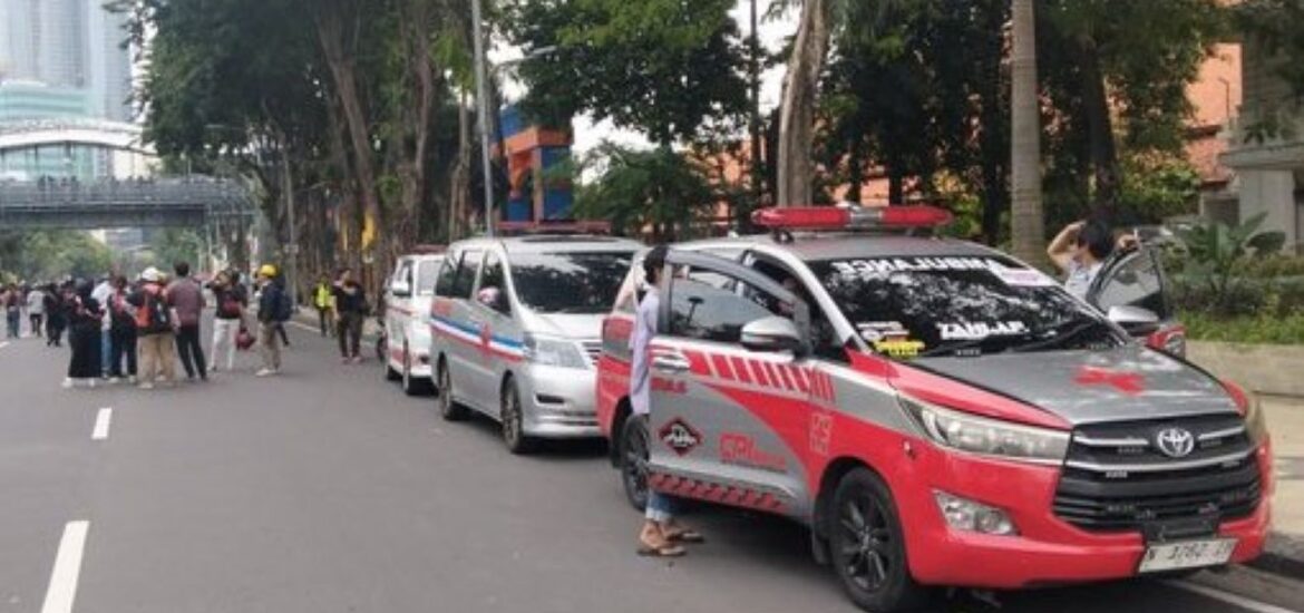 Aksi Unjuk Rasa Tolak RUU TNI di Surabaya Ricuh, Sejumlah Demonstran Mengalami Luka-Luka