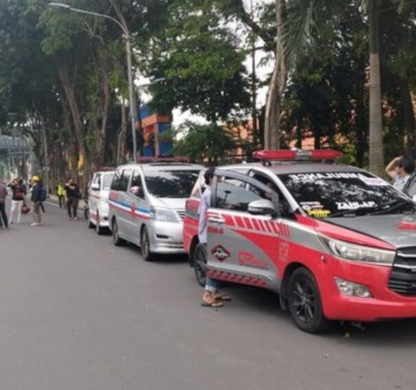 Aksi Unjuk Rasa Tolak RUU TNI di Surabaya Ricuh, Sejumlah Demonstran Mengalami Luka-Luka
