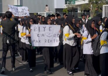 Rektor Jarang Mampir, Mahasiswa FAHUM Sampaikan Aspirasi Lewat Poster