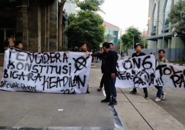 Sejumlah Mahasiswa Gelar Aksi Simbolik Usai Dialog Konstitusi oleh Anwar Usman di UINSA
