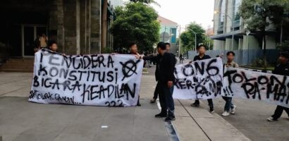 Sejumlah Mahasiswa Gelar Aksi Simbolik Usai Dialog Konstitusi oleh Anwar Usman di UINSA