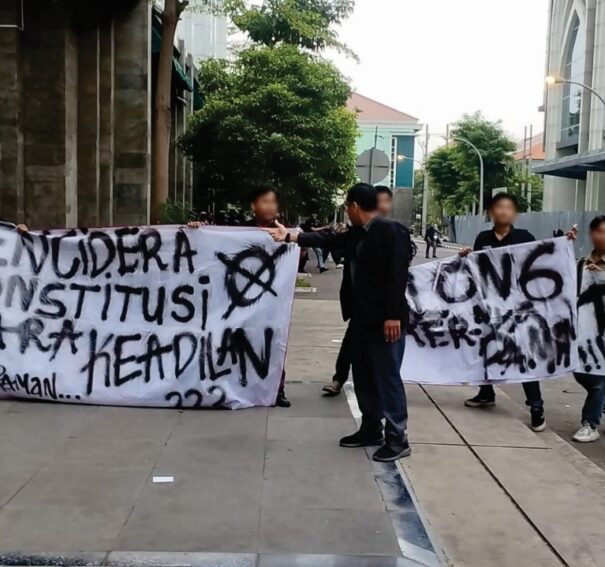 Sejumlah Mahasiswa Gelar Aksi Simbolik Usai Dialog Konstitusi oleh Anwar Usman di UINSA